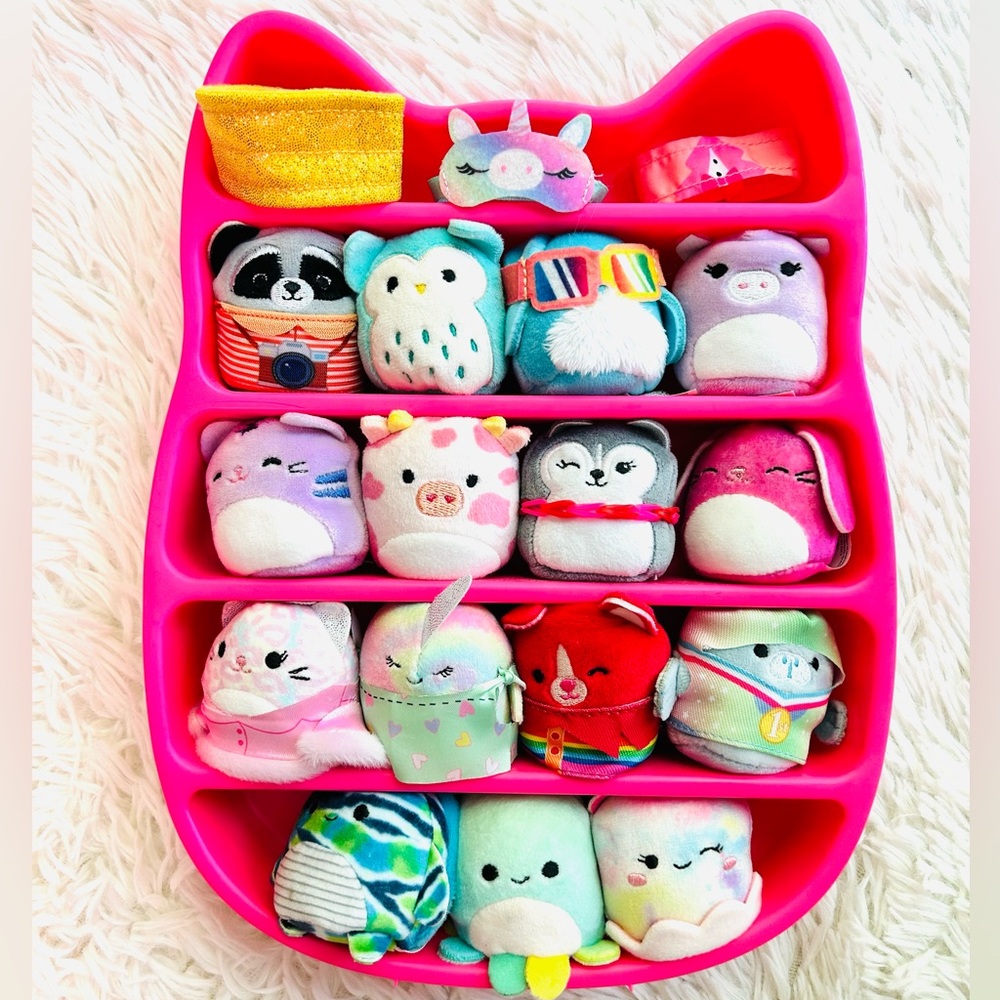 Squishmallows Squishville Play and Display Case Includes 15 Squishmallows Pink